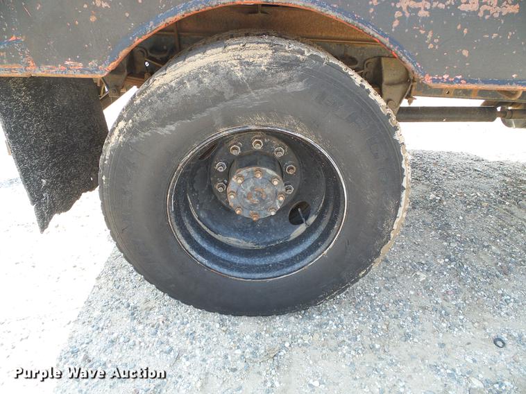 image for item DD5832 1988 Ford F800 flatbed truck