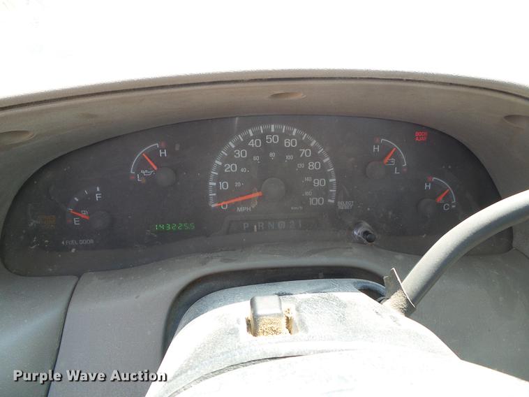 image for item DD5833 2001 Ford F150 XL pickup truck