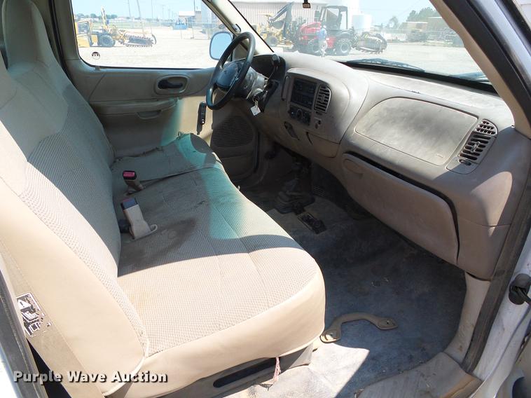 image for item DD5833 2001 Ford F150 XL pickup truck