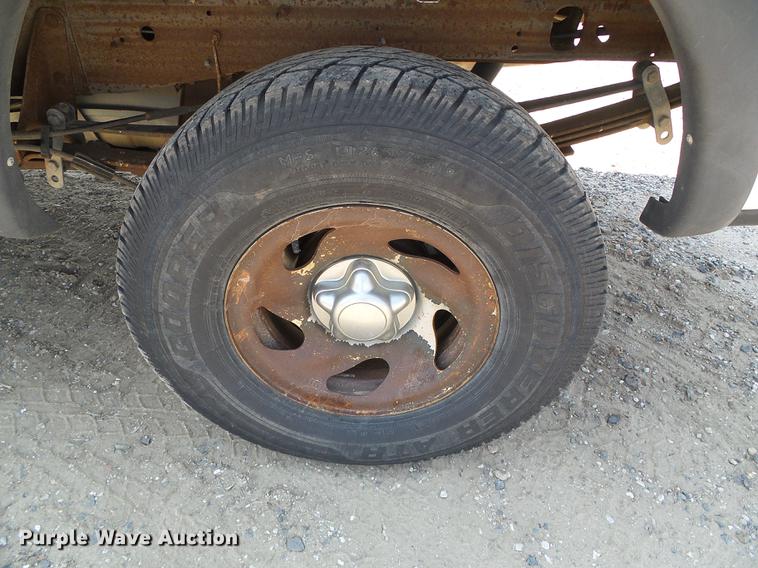 image for item DD5833 2001 Ford F150 XL pickup truck