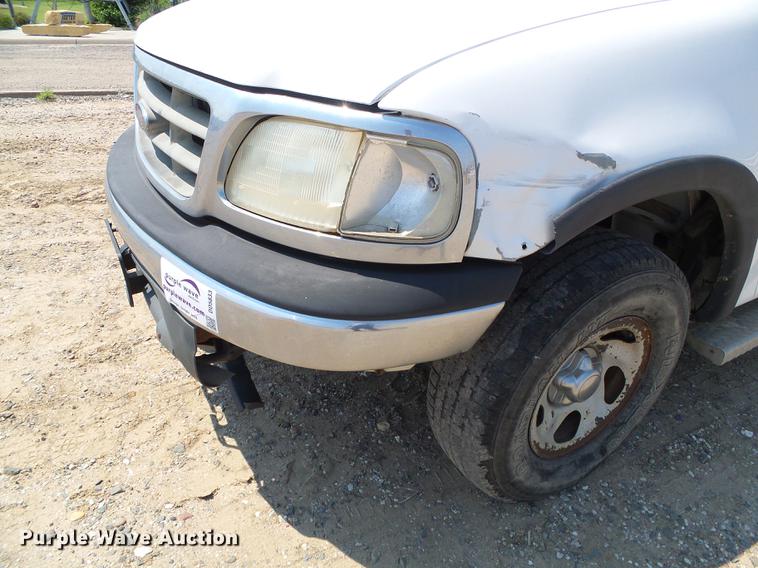 image for item DD5833 2001 Ford F150 XL pickup truck