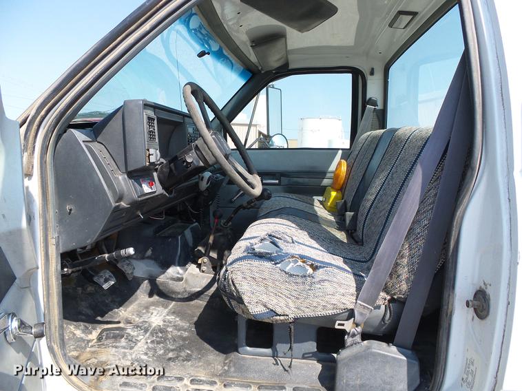 image for item DD5839 1999 Chevrolet C6500 truck cab and chassis