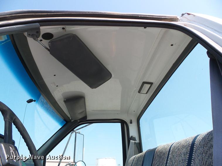 image for item DD5839 1999 Chevrolet C6500 truck cab and chassis
