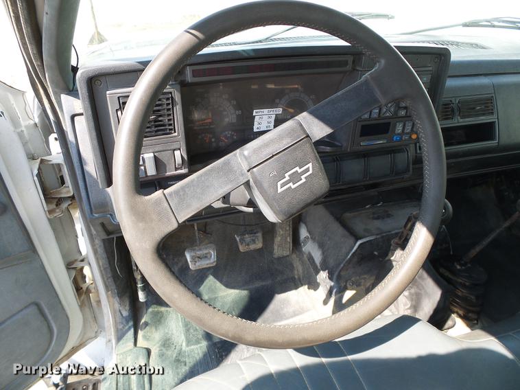 image for item DD5840 1995 Chevrolet Kodiak C5500 flatbed truck