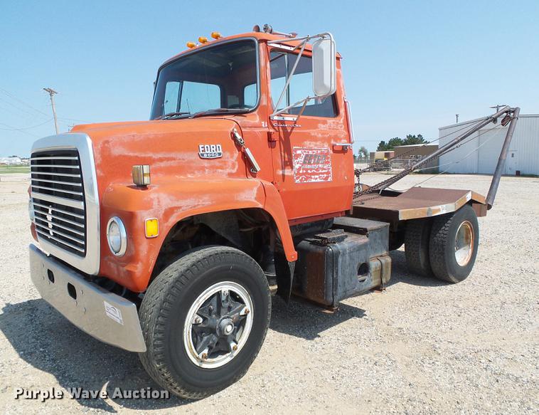 image for item DD5852 1975 Ford 8000 flatbed truck