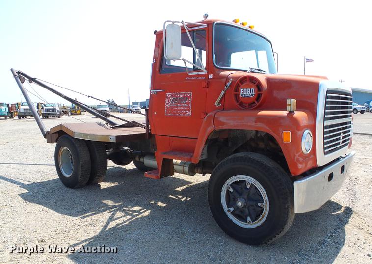 image for item DD5852 1975 Ford 8000 flatbed truck