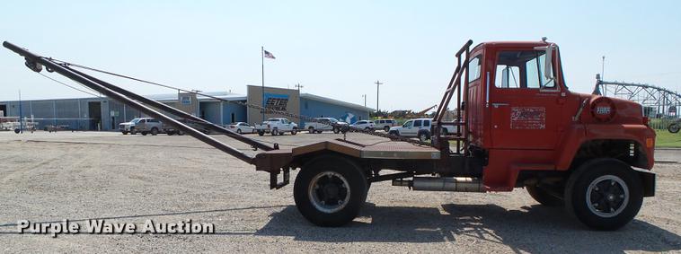 image for item DD5852 1975 Ford 8000 flatbed truck