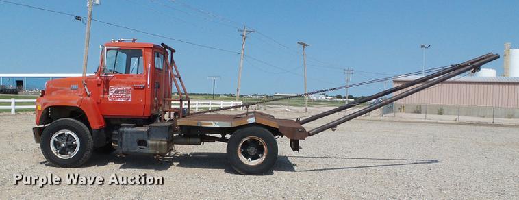 image for item DD5852 1975 Ford 8000 flatbed truck