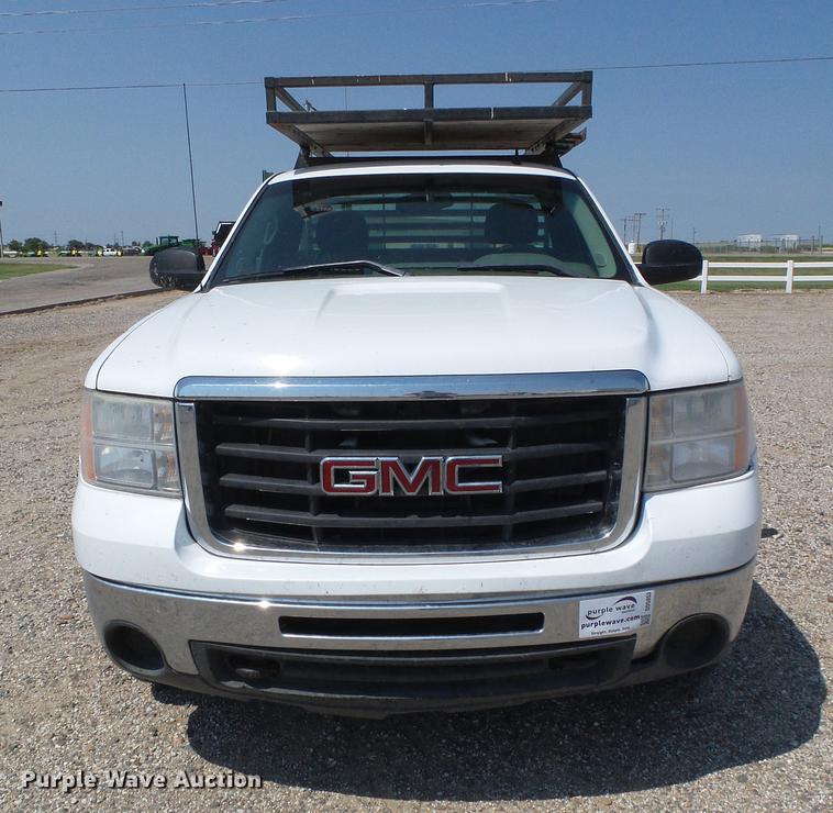 image for item DD5853 2009 GMC Sierra 3500HD flatbed pickup truck
