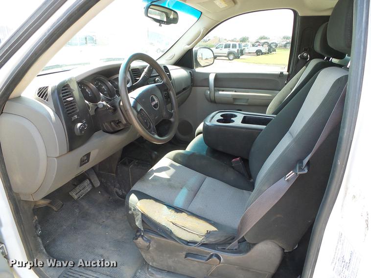 image for item DD5853 2009 GMC Sierra 3500HD flatbed pickup truck