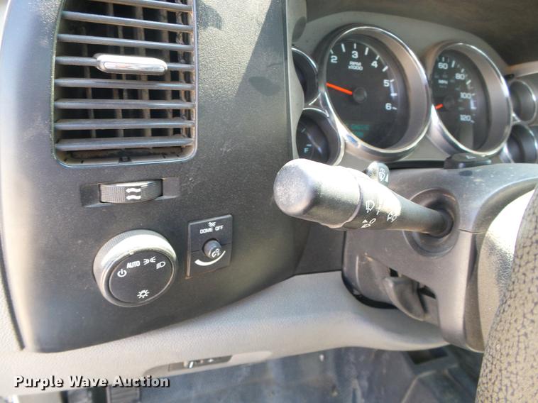 image for item DD5853 2009 GMC Sierra 3500HD flatbed pickup truck