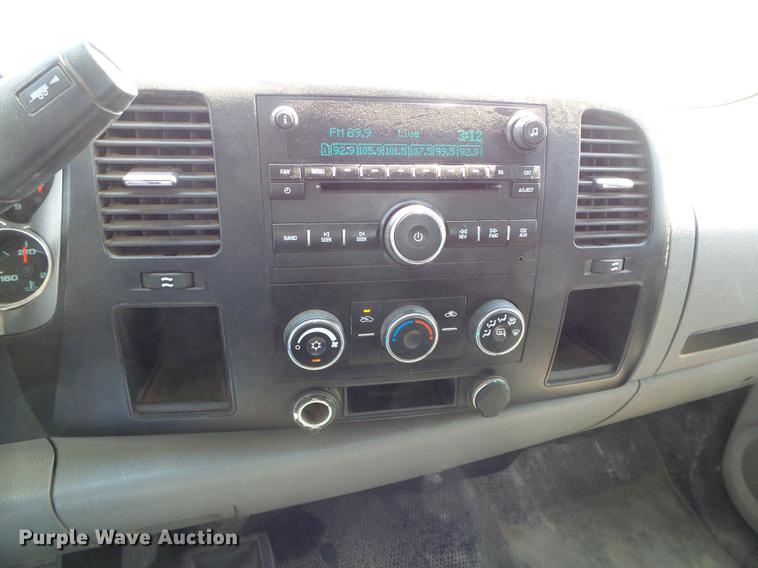 image for item DD5853 2009 GMC Sierra 3500HD flatbed pickup truck