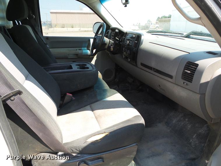 image for item DD5853 2009 GMC Sierra 3500HD flatbed pickup truck