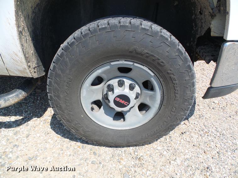 image for item DD5853 2009 GMC Sierra 3500HD flatbed pickup truck