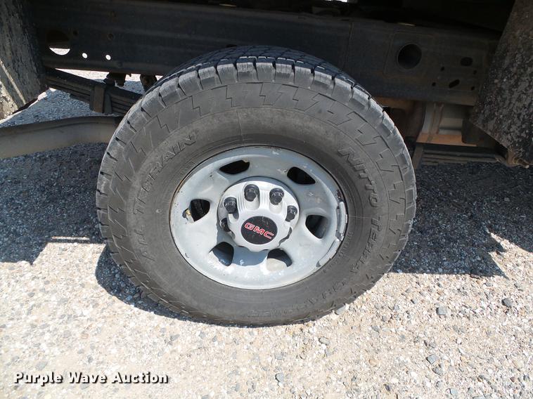 image for item DD5853 2009 GMC Sierra 3500HD flatbed pickup truck