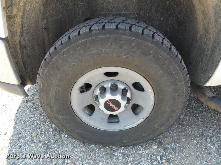 image for item DD5853 2009 GMC Sierra 3500HD flatbed pickup truck