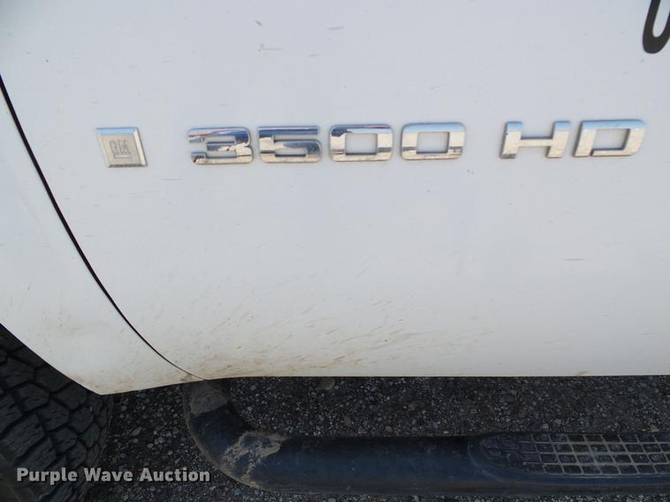 image for item DD5853 2009 GMC Sierra 3500HD flatbed pickup truck