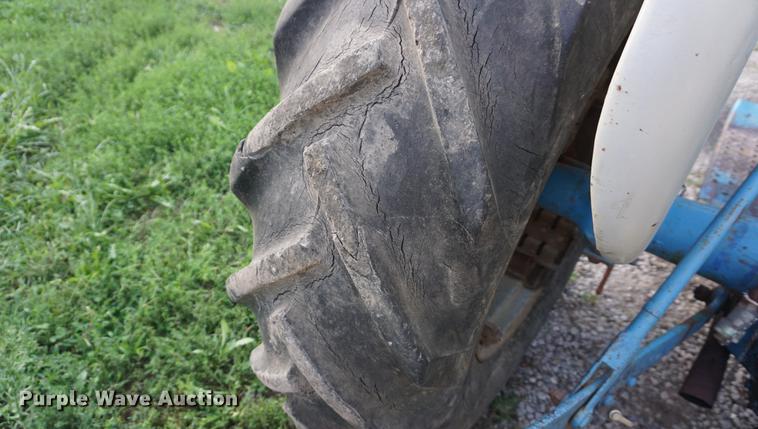image for item DD6435 1962 Ford 4000 tractor