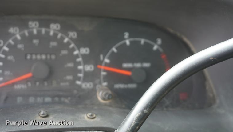 image for item DD6468 1999 Ford F450 flatbed truck