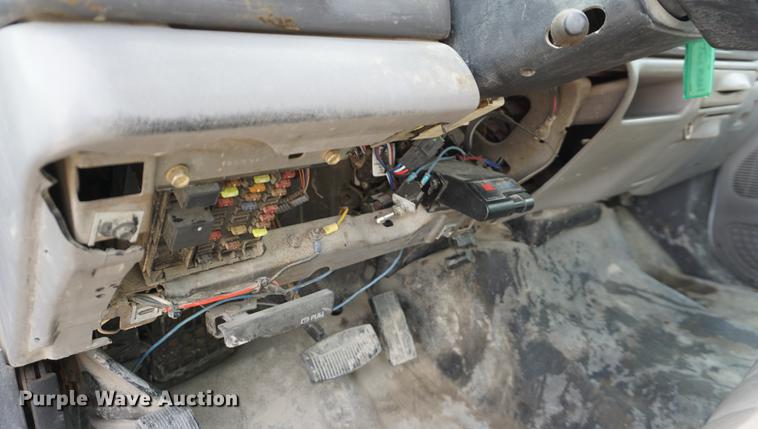 image for item DD6468 1999 Ford F450 flatbed truck