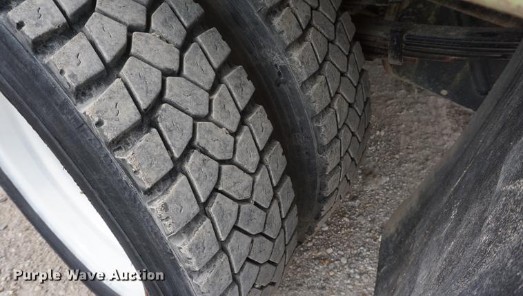 image for item DD6468 1999 Ford F450 flatbed truck