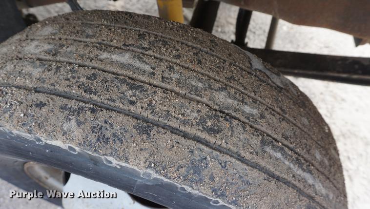 image for item DD6468 1999 Ford F450 flatbed truck