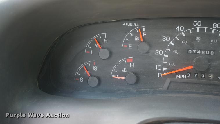 image for item DD6469 1999 Ford F450 Super Duty flatbed truck