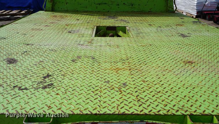 image for item DD6469 1999 Ford F450 Super Duty flatbed truck