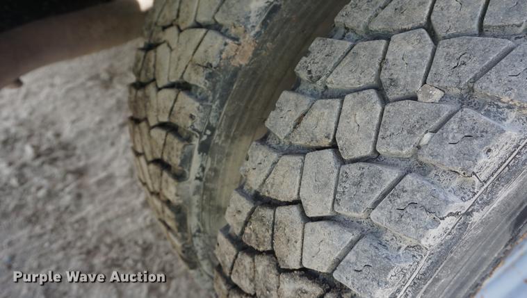 image for item DD6469 1999 Ford F450 Super Duty flatbed truck