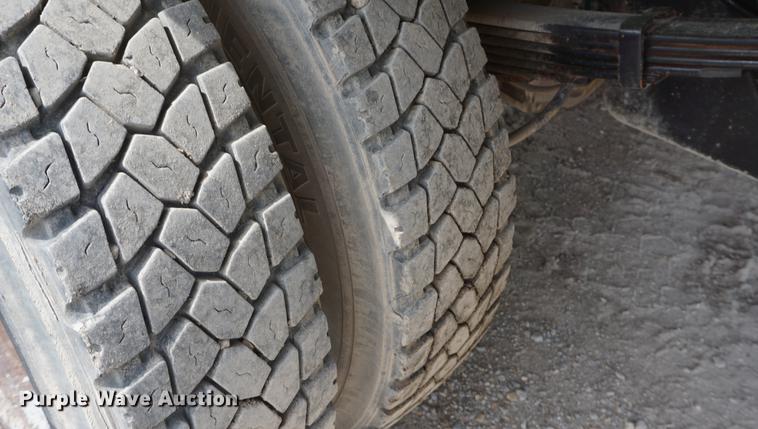 image for item DD6469 1999 Ford F450 Super Duty flatbed truck