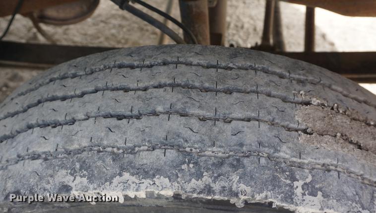 image for item DD6469 1999 Ford F450 Super Duty flatbed truck