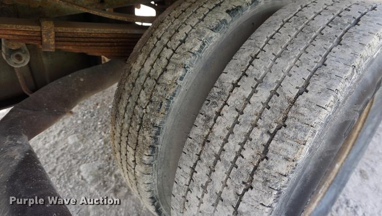 image for item DD6470 2000 Ford F350 Super Duty flatbed pickup truck