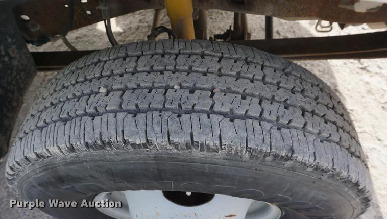 image for item DD6470 2000 Ford F350 Super Duty flatbed pickup truck