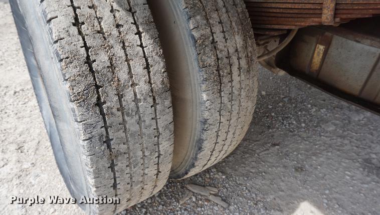 image for item DD6470 2000 Ford F350 Super Duty flatbed pickup truck