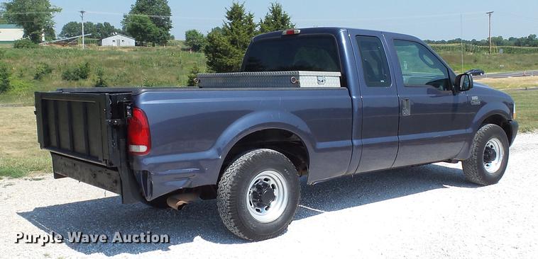image for item DD7256 2004 Ford F250 Super Duty XL SuperCab pickup truck
