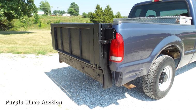 image for item DD7256 2004 Ford F250 Super Duty XL SuperCab pickup truck