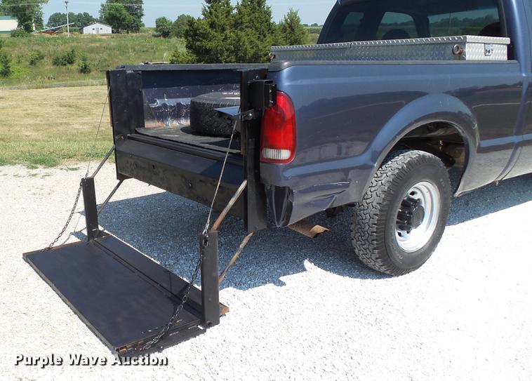 image for item DD7256 2004 Ford F250 Super Duty XL SuperCab pickup truck