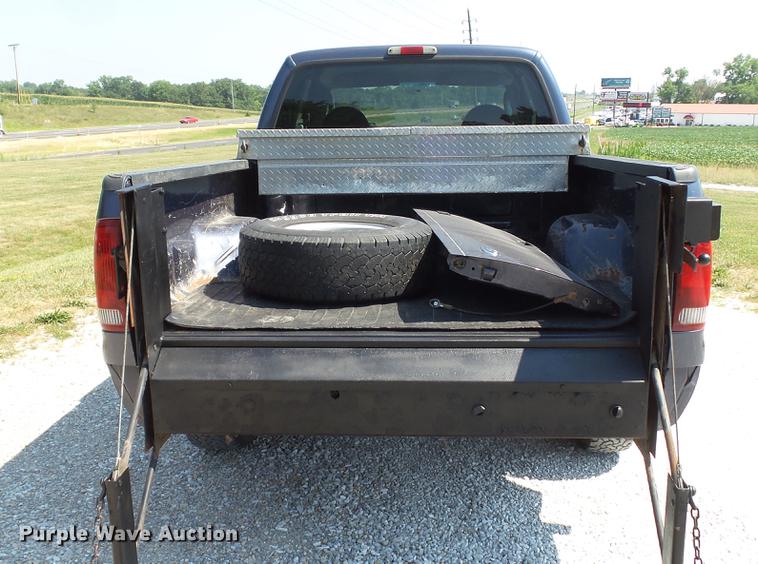 image for item DD7256 2004 Ford F250 Super Duty XL SuperCab pickup truck