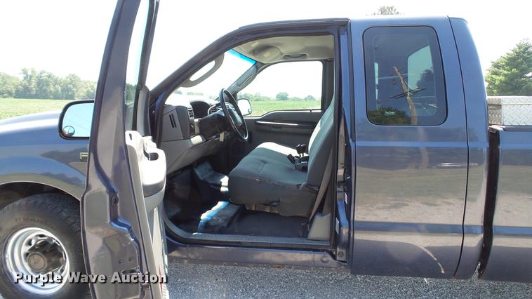 image for item DD7256 2004 Ford F250 Super Duty XL SuperCab pickup truck