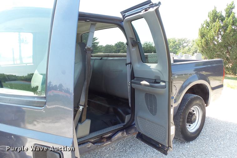 image for item DD7256 2004 Ford F250 Super Duty XL SuperCab pickup truck