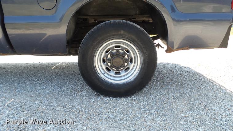 image for item DD7256 2004 Ford F250 Super Duty XL SuperCab pickup truck