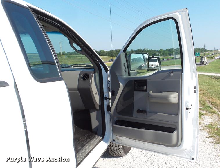 image for item DD7259 2007 Ford F150 XL pickup truck