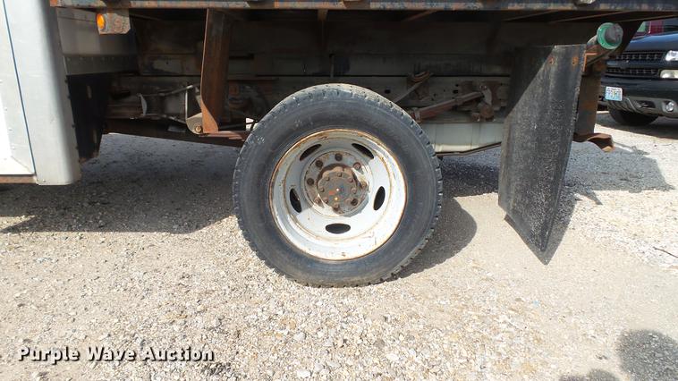 image for item DD7285 2003 Ford F450 Super Duty XL Crew Cab dump flatbed pickup truck
