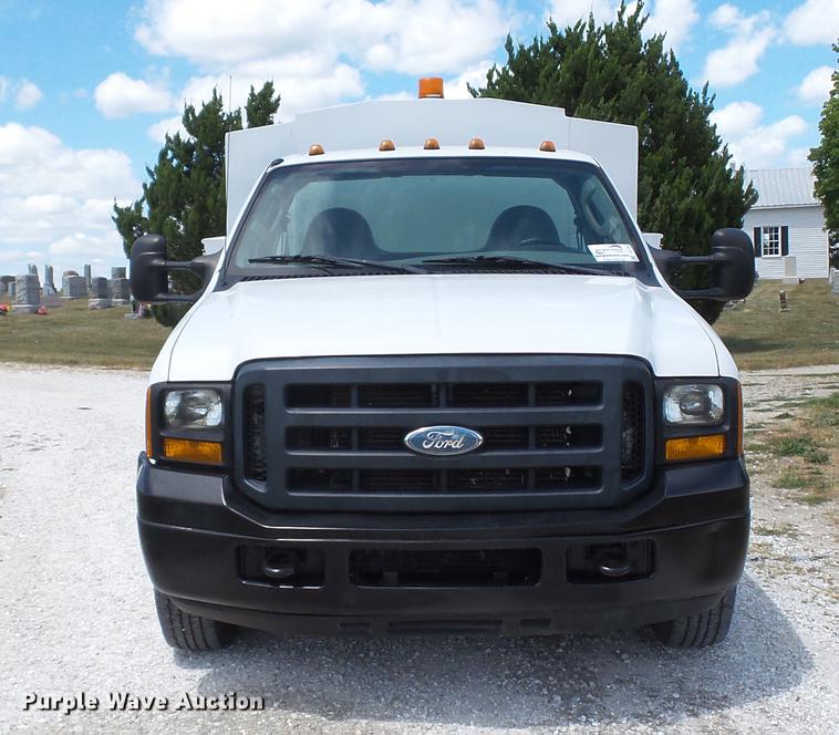 image for item DD7297 2006 Ford F350 Super Duty XL utility bed pickup truck