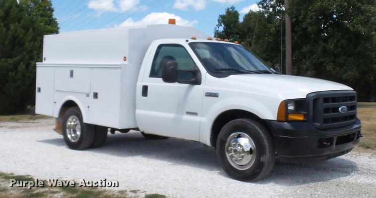 image for item DD7297 2006 Ford F350 Super Duty XL utility bed pickup truck