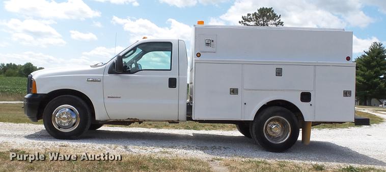 image for item DD7297 2006 Ford F350 Super Duty XL utility bed pickup truck