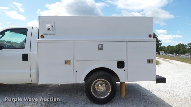 image for item DD7297 2006 Ford F350 Super Duty XL utility bed pickup truck