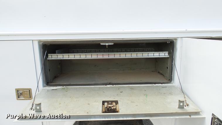 image for item DD7297 2006 Ford F350 Super Duty XL utility bed pickup truck