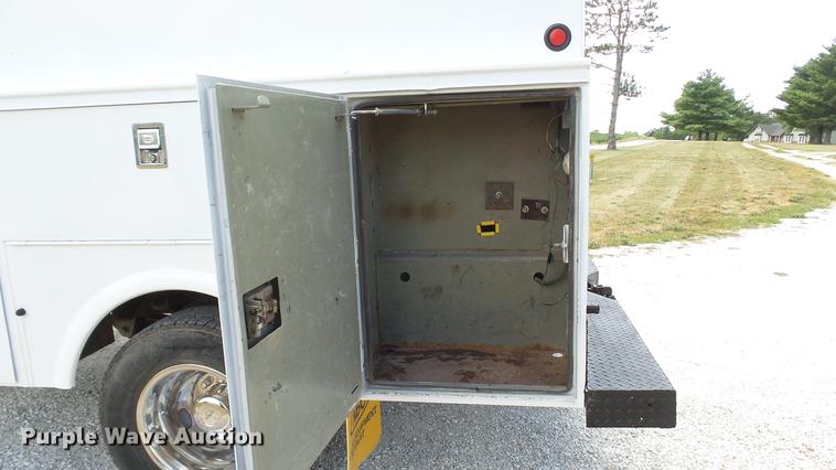 image for item DD7297 2006 Ford F350 Super Duty XL utility bed pickup truck