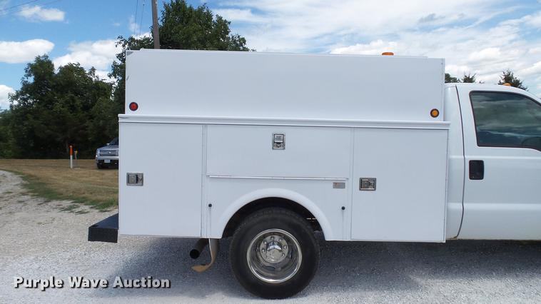 image for item DD7297 2006 Ford F350 Super Duty XL utility bed pickup truck